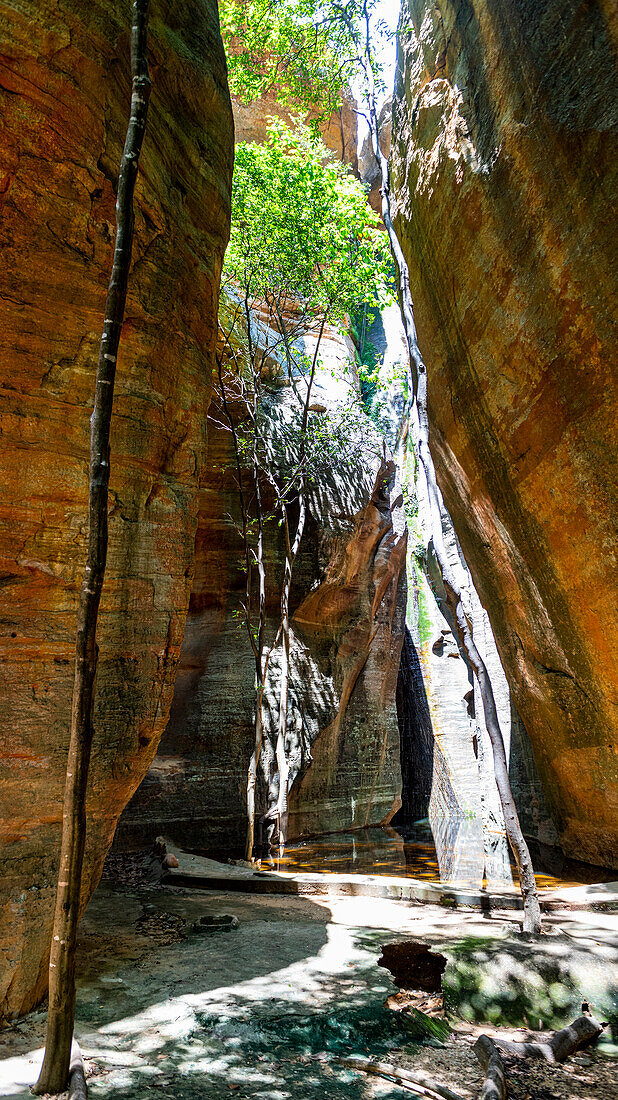 Überhängende Klippen am Pedra Furada, Nationalpark Serra da Capivara, UNESCO-Welterbe, Piaui, Brasilien, Südamerika