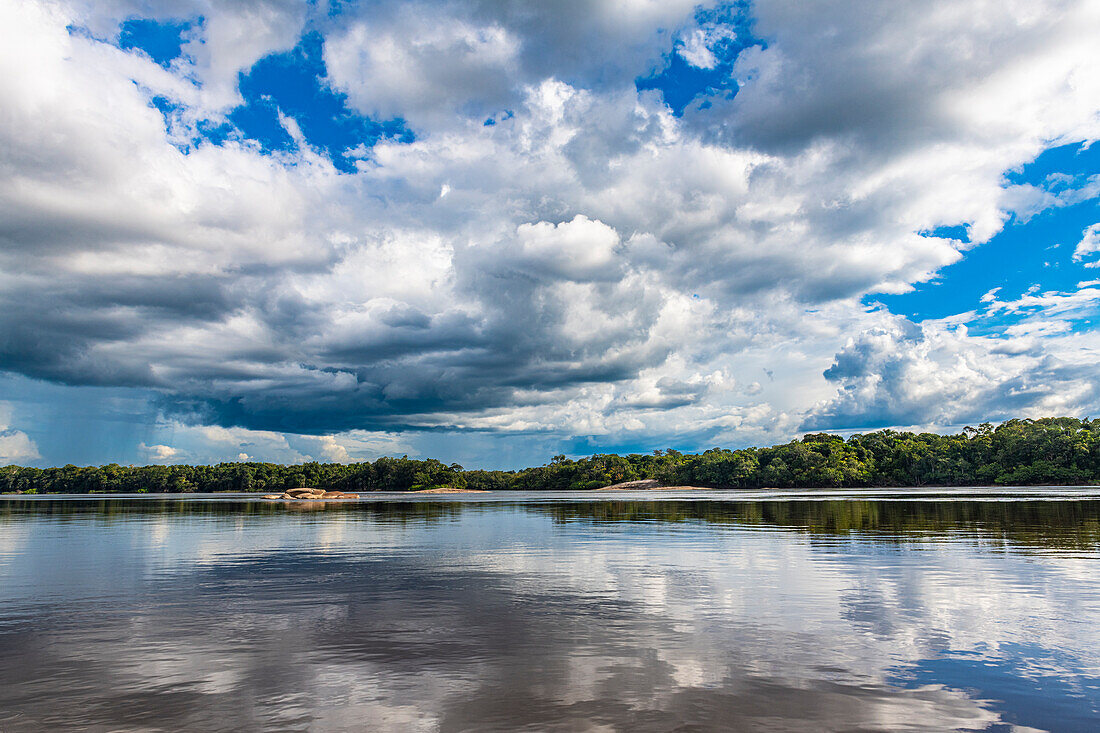 Wolkenspiegelungen im Casiquiare-Fluss im tiefen Süden von Venezuela, Südamerika