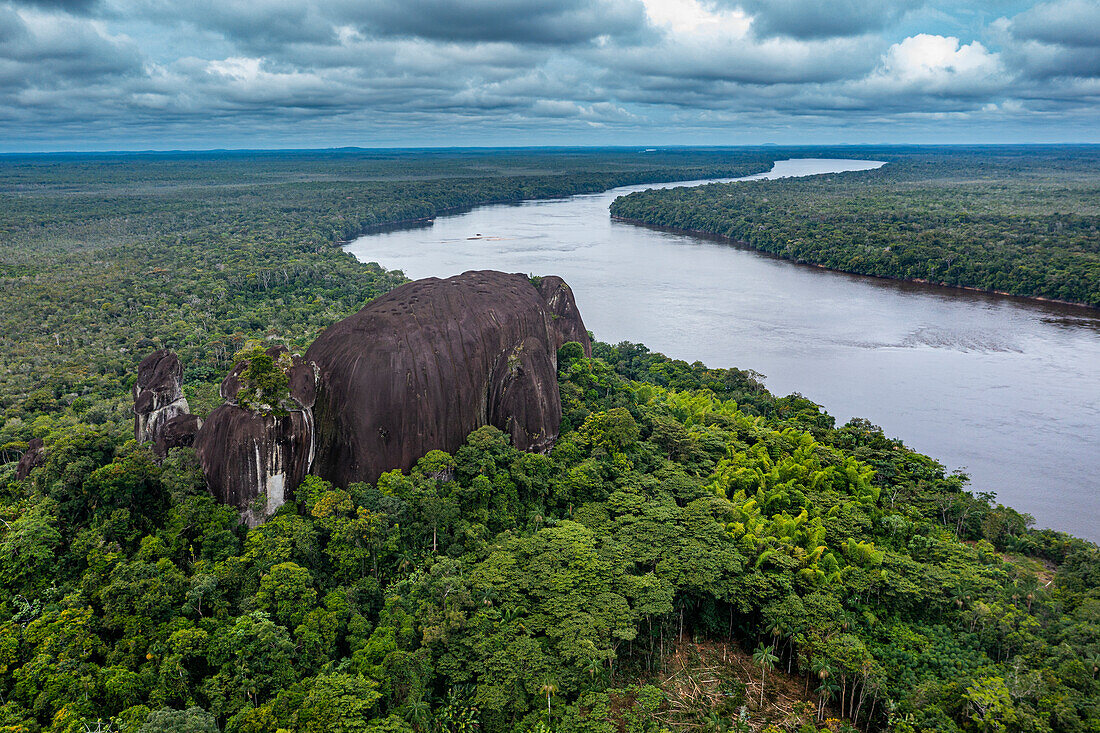Luftaufnahme des Curimacare-Felsens am Casiquiare-Fluss im tiefen Süden von Venezuela, Südamerika