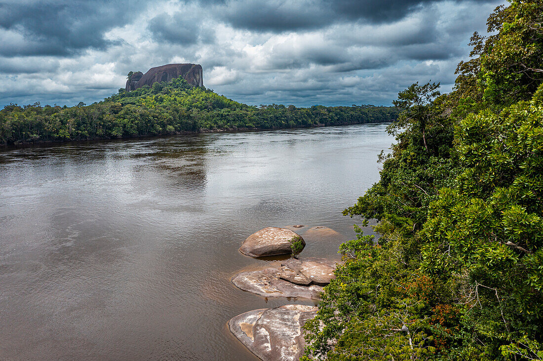 Curimacare-Felsen am Casiquiare-Fluss im tiefen Süden von Venezuela, Südamerika