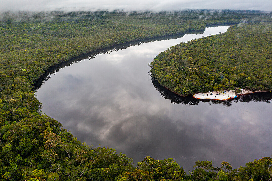 Luftaufnahme des schwarzen Pasimoni-Flusses, im tiefen Süden von Venezuela, Südamerika