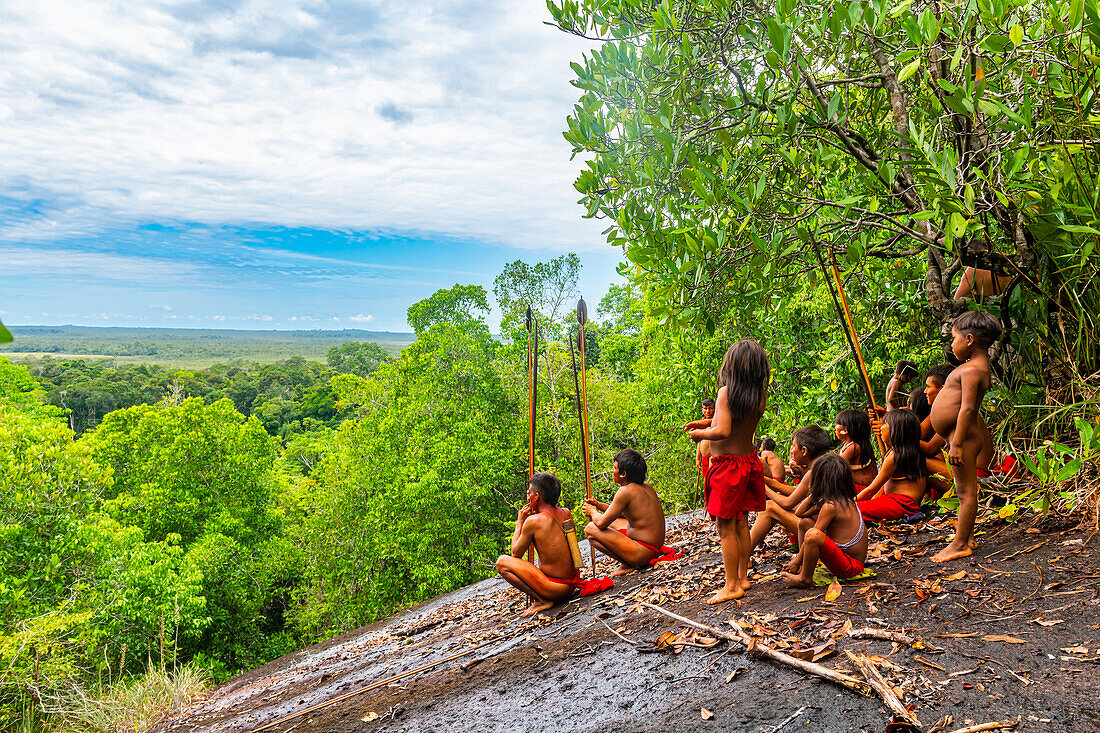 Yanomami-Stammesangehörige stehen im Dschungel, Südvenezuela, Südamerika