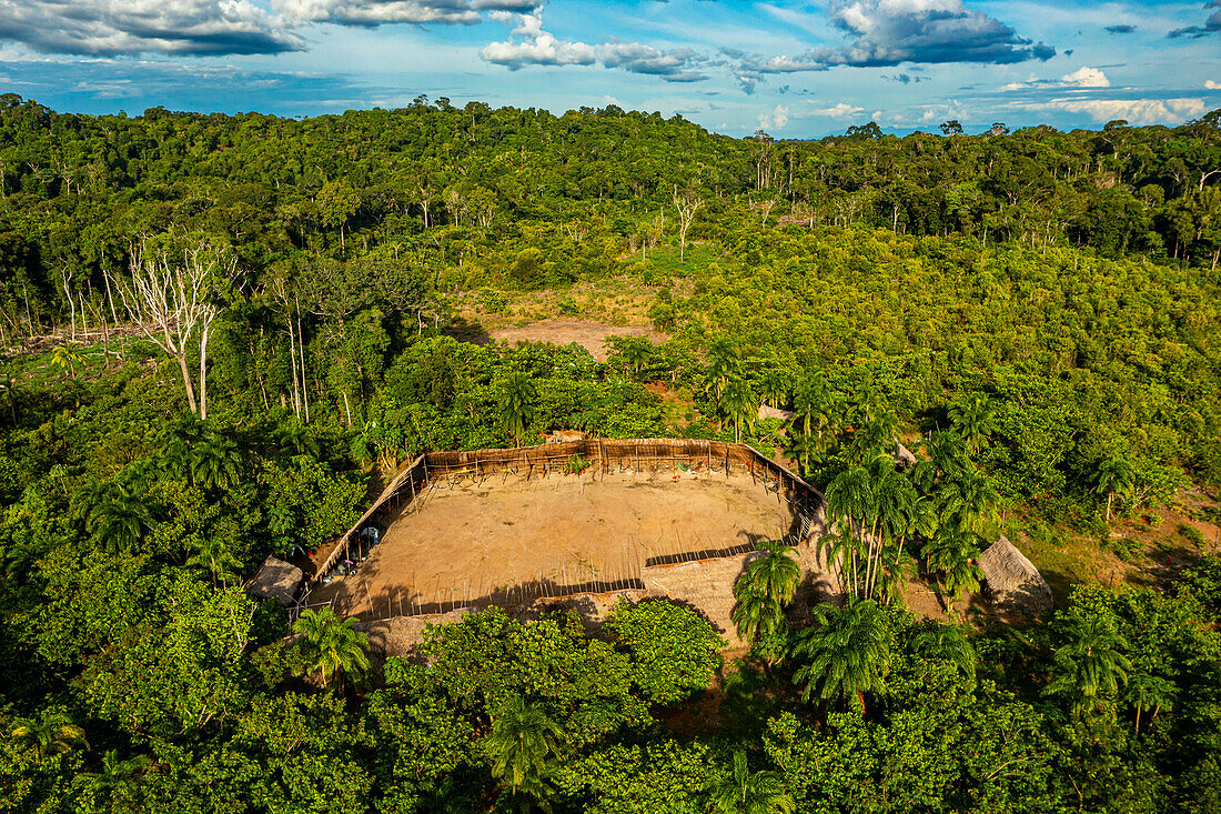 Luftaufnahme eines Shabono (Yanos), der traditionellen Gemeinschaftsbehausung der Yanomami-Stämme im Süden Venezuelas, Venezuela, Südamerika