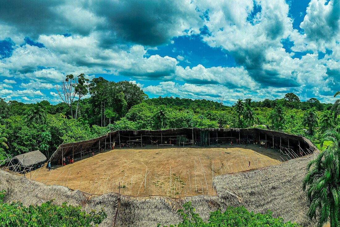 Luftaufnahme eines Shabono (Yanos), der traditionellen Gemeinschaftsbehausung der Yanomami-Stämme im Süden Venezuelas, Venezuela, Südamerika