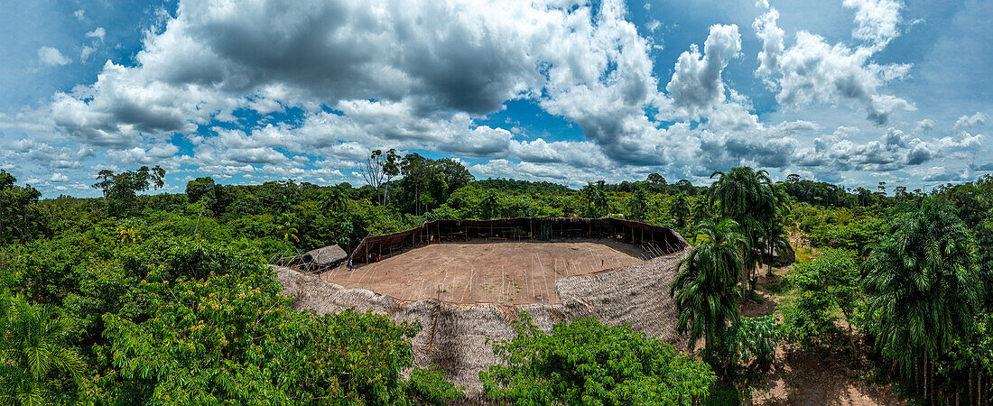 Luftaufnahme eines Shabono (Yanos), der traditionellen Gemeinschaftsunterkunft der Yanomami-Stämme im Süden Venezuelas, Venezuela, Südamerika