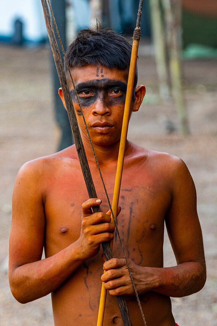 Junger Mann vom Stamm der Yanomami, Südvenezuela, Südamerika