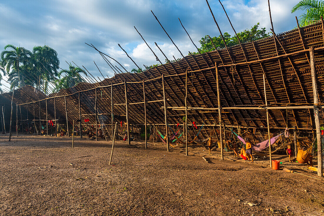 Yanomani-Stammesangehörige in ihrem traditionellen Shabono, rechteckiges Dach, Yanomami-Stamm, Südvenezuela, Südamerika