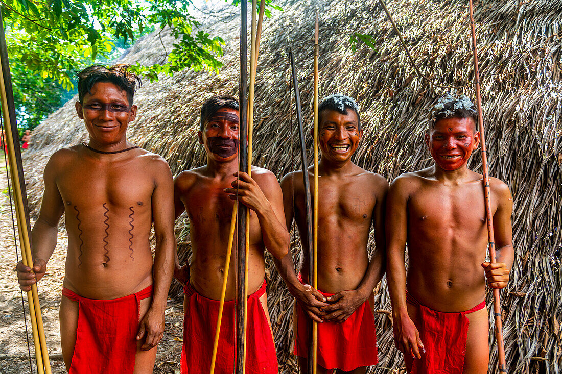 Junge Männer mit farbigen Gesichtern posieren mit Pfeil und Bogen, Yanomami-Stamm, Südvenezuela, Südamerika