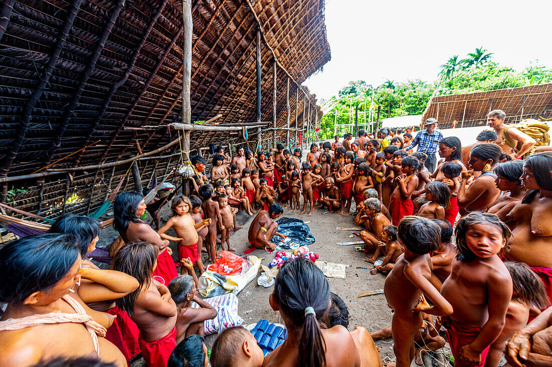 Yanomami-Stamm verteilt Geschenke in ihrem Stamm, Südvenezuela, Südamerika