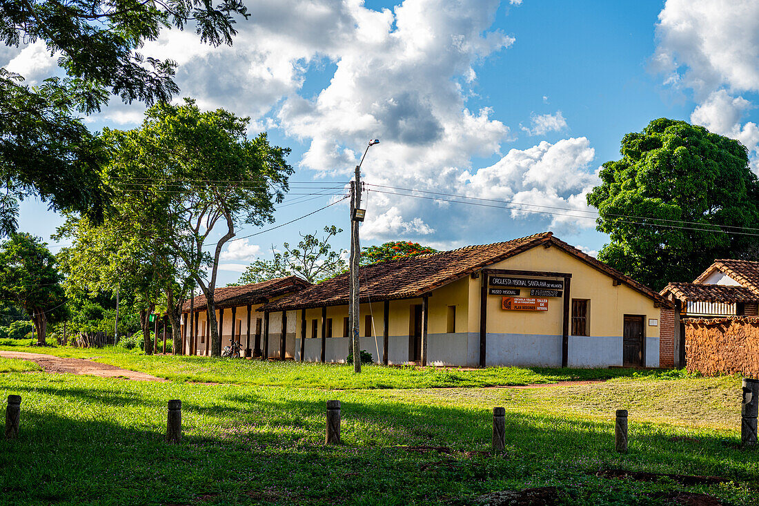 Koloniale Häuser, Missionskirche Santa Ana de Velasco, Jesuitenmissionen von Chiquitos, UNESCO-Weltkulturerbe, Departement Santa Cruz, Bolivien, Südamerika