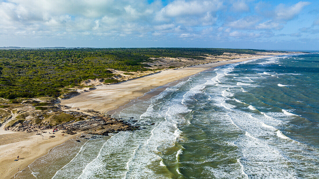 Luftaufnahme der Strände im Santa Teresa National Park, Uruguay, Südamerika