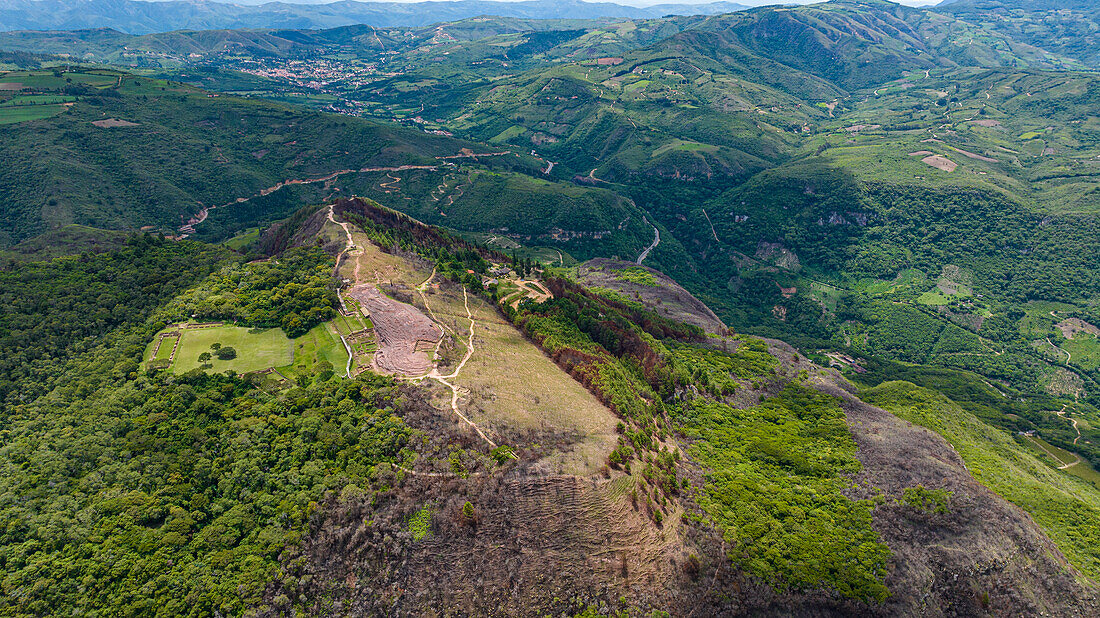 Luftaufnahme von El Fuerte de Samaipata, präkolumbianische archäologische Stätte, UNESCO-Weltkulturerbe, Departement Santa Cruz, Bolivien, Südamerika