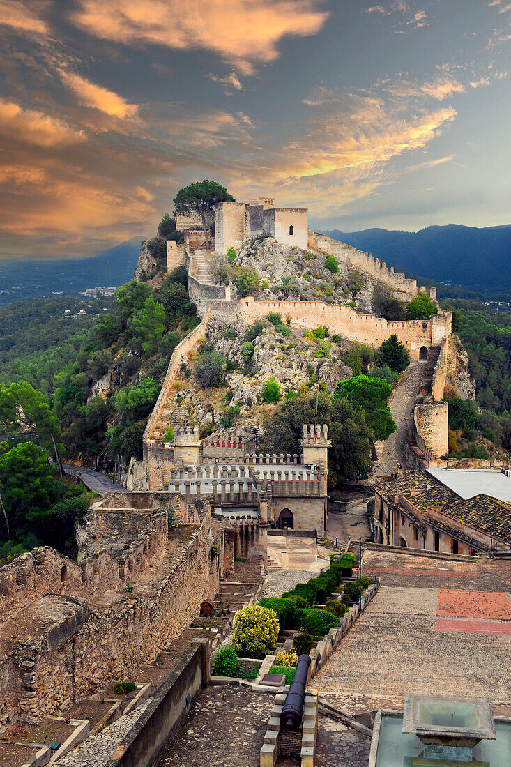 Burg Xativa in der Abenddämmerung, auf einer Höhe von 310 Metern über der heutigen Stadt, Xativa, Valencia, Spanien, Europa