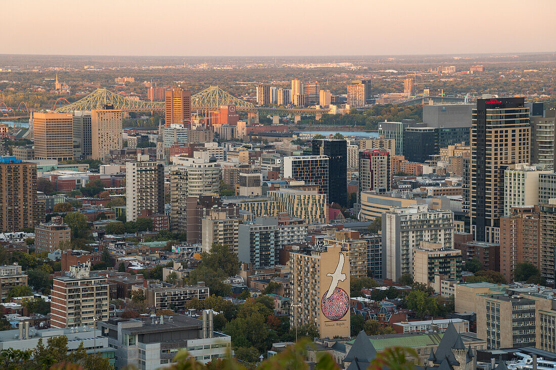 Blick auf die Skyline von Montreal vom Mont Royal Park aus im Herbst bei Sonnenuntergang, Montreal, Quebec, Kanada, Nordamerika