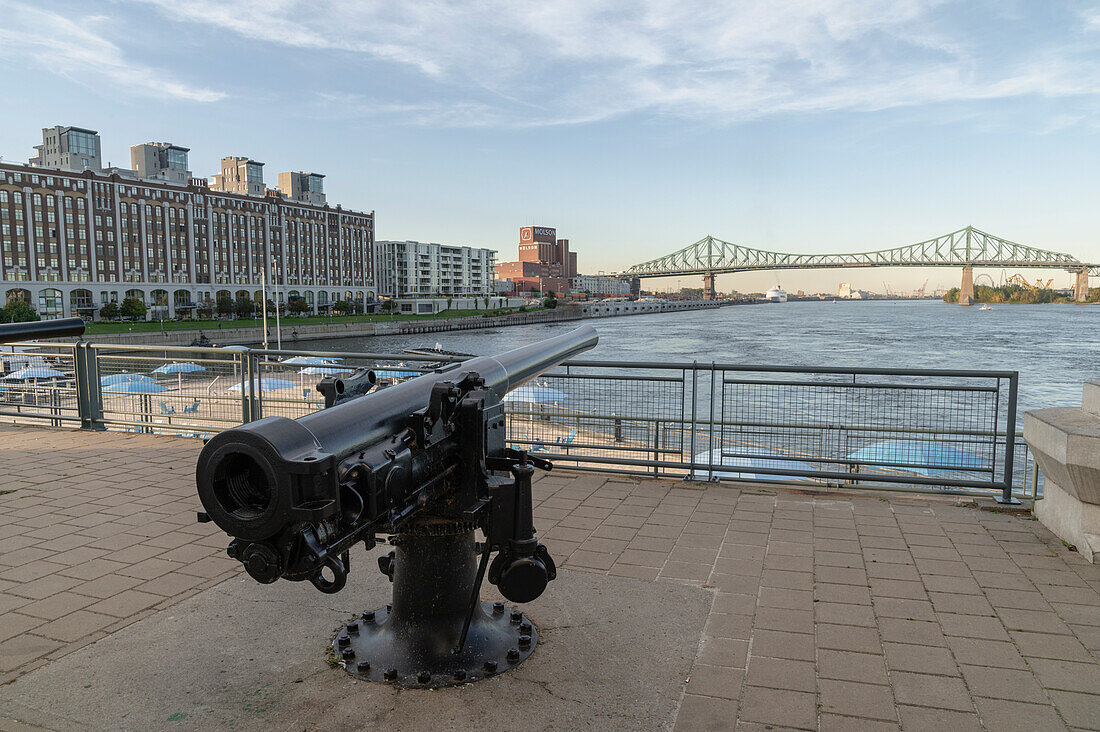 Kanone mit Blick auf den Sankt-Lorenz-Strom und die Jacques-Cartier-Brücke, Montreal, Québec, Kanada, Nordamerika