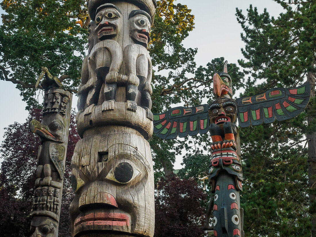 Totempfähle der Ureinwohner, Thunderbird Park, Vancouver Island, neben dem Royal British Columbia Museum, Victoria, British Columbia, Kanada, Nordamerika