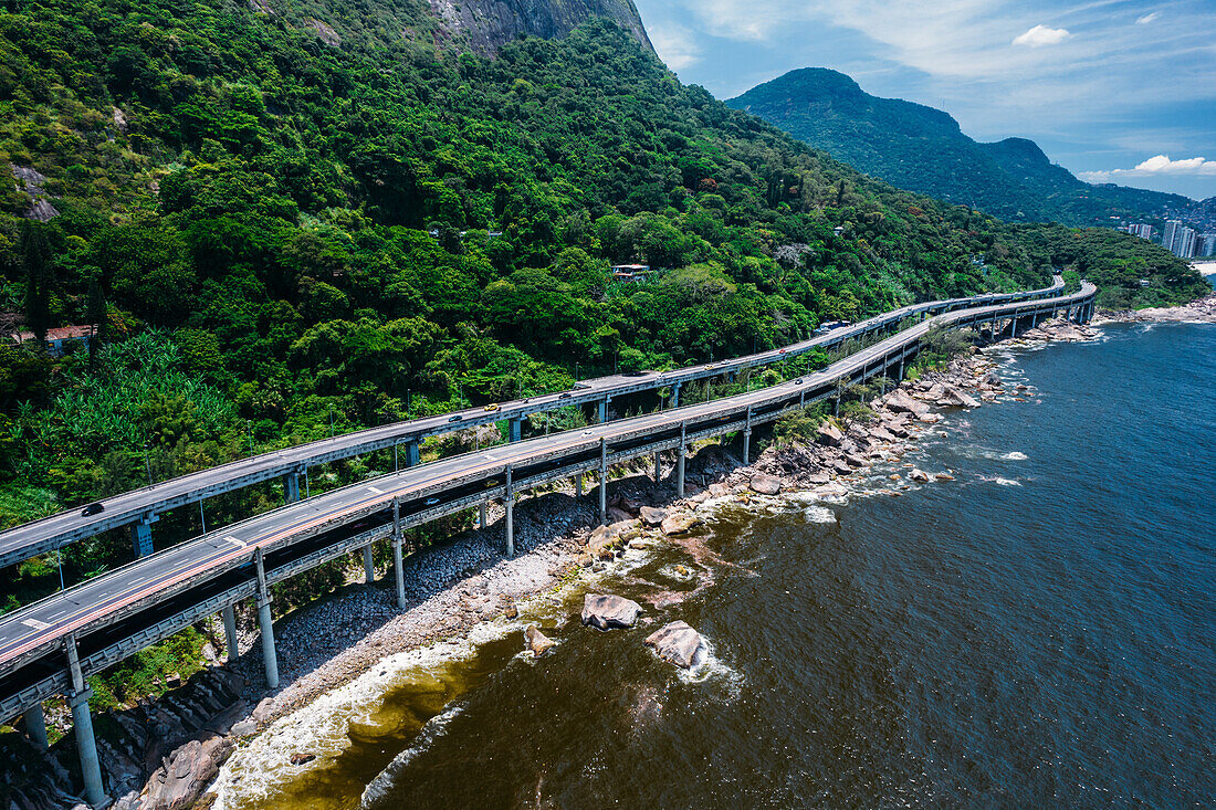 Luftaufnahme des Elevado do Joa, eines Komplexes aus Tunneln, Brücken und Viadukten, der den Süden und den Westen der Stadt Rio de Janeiro an der Atlantikküste miteinander verbindet, Rio de Janeiro, Brasilien, Südamerika