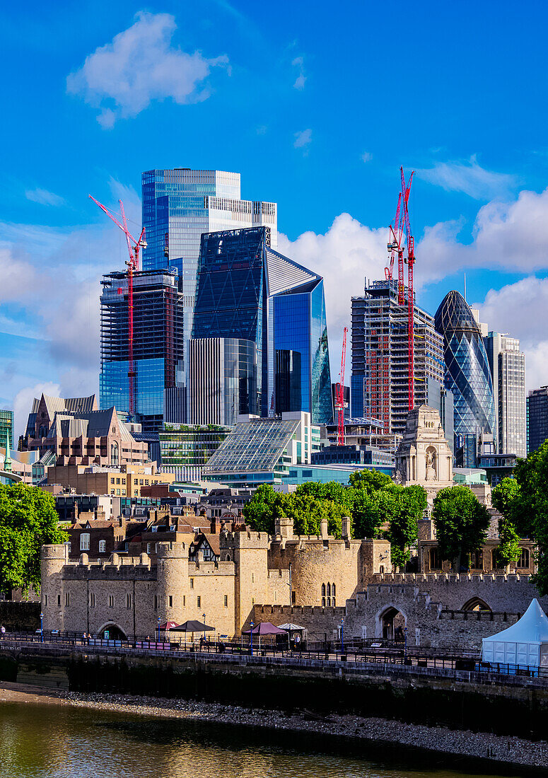 Tower of London, UNESCO-Weltkulturerbe, und die Skyline der City of London, London, England, Vereinigtes Königreich, Europa