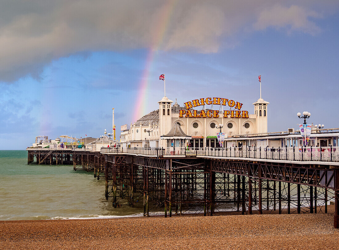 Regenbogen über dem Brighton Palace Pier, Stadt Brighton und Hove, East Sussex, England, Vereinigtes Königreich, Europa