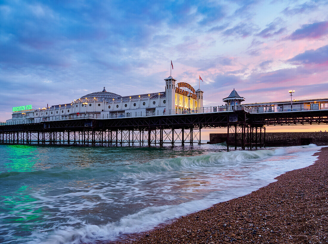 Brighton Palace Pier in der Abenddämmerung, Stadt Brighton und Hove, East Sussex, England, Vereinigtes Königreich, Europa
