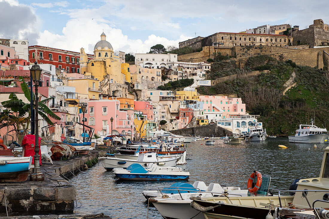 Wunderschöne italienische Insel Procida, berühmt für ihren bunten Yachthafen, winzige enge Gassen und viele Strände, Procida, Flegreische Inseln, Kampanien, Italien, Europa