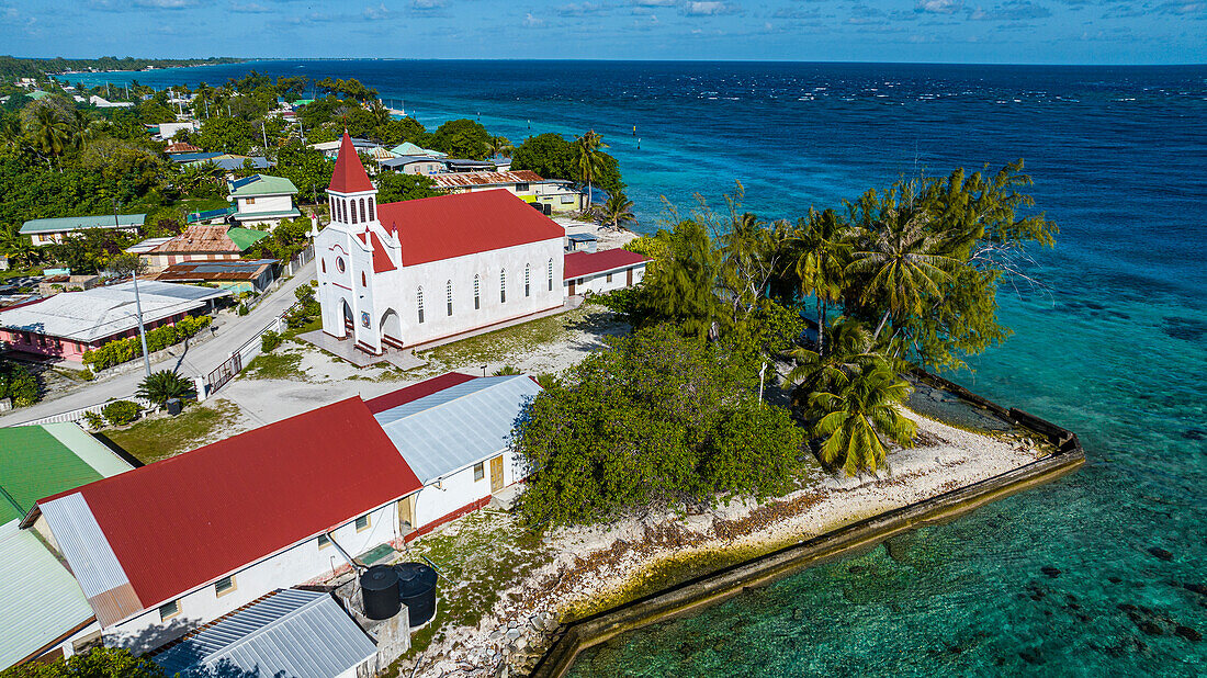 Luftaufnahme der katholischen Kirche in Avatoru, Rangiroa-Atoll, Tuamotus, Französisch-Polynesien, Südpazifik, Pazifik