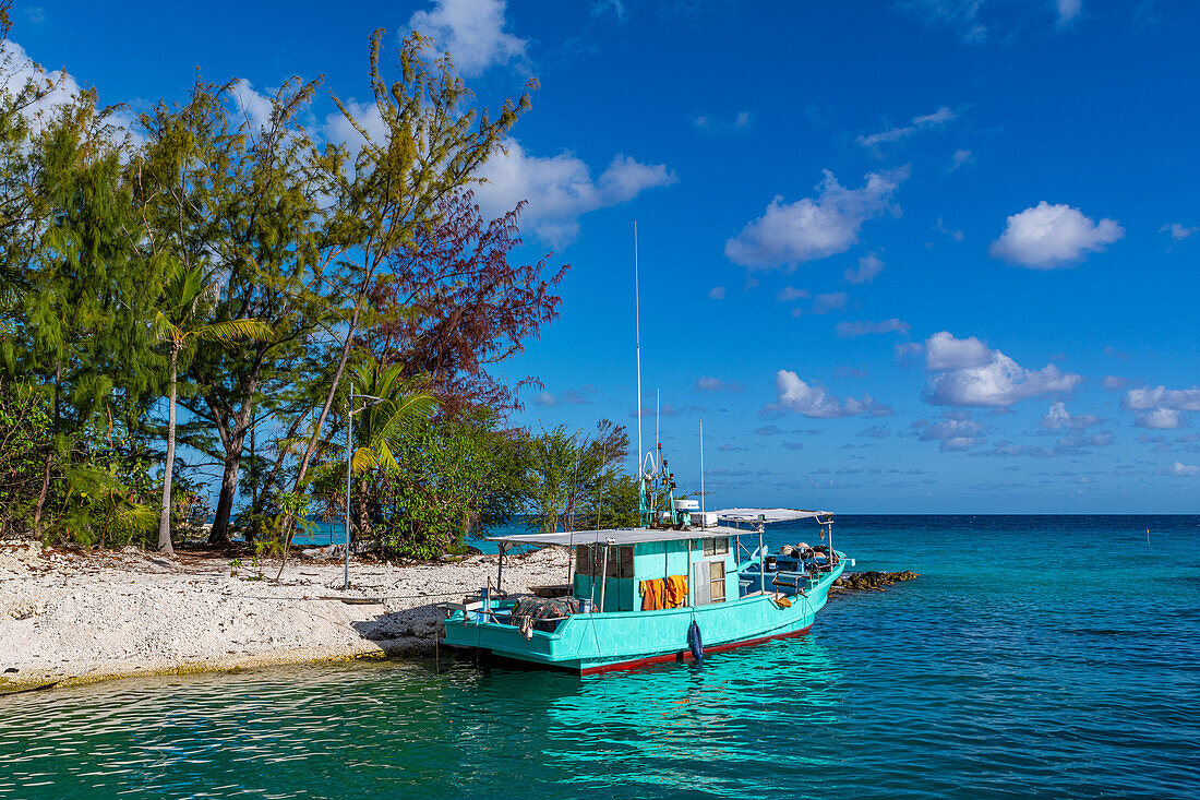 Blau lackiertes Boot, Rangiroa-Atoll, Tuamotus, Französisch-Polynesien, Südpazifik, Pazifik
