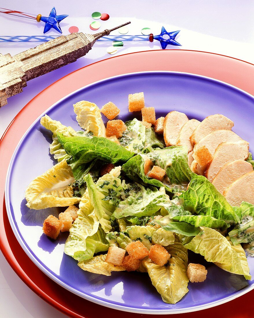 Caesars Salad (Romanasalat) mit Putenbrust & Croûtons