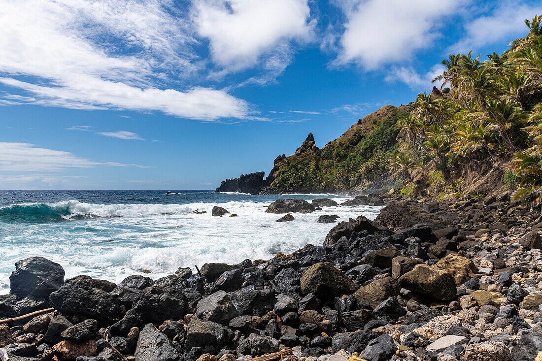 Die felsige Küste der Insel Pitcairn, Britisches Überseegebiet, Südpazifik, Pazifik