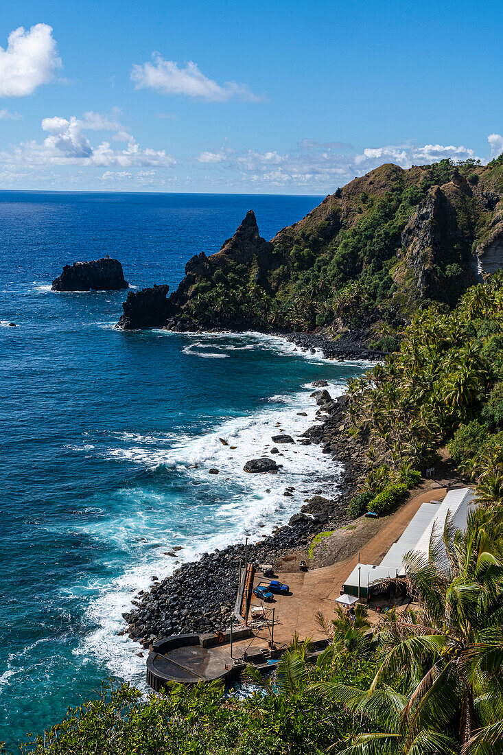 Blick auf die felsige Küste der Insel Pitcairn, Britisches Überseegebiet, Südpazifik, Pazifik