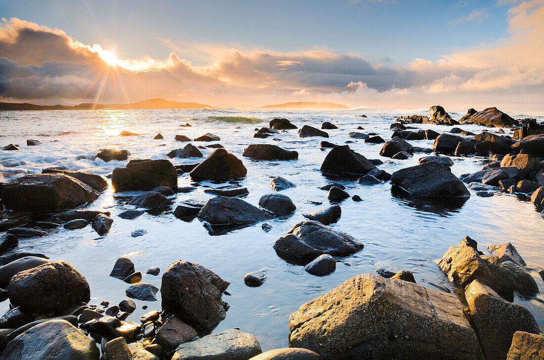 Blick auf die felsige Reiff Bay bei Sonnenaufgang mit den Summer Isles im Hintergrund an der Küste im Nordwesten Schottlands, Highland, Schottland, Vereinigtes Königreich, Europa