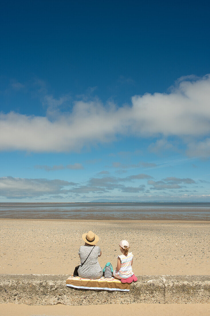 Mutter und Tochter am Strand, Fleetwood, Lancashire, England, Vereinigtes Königreich, Europa