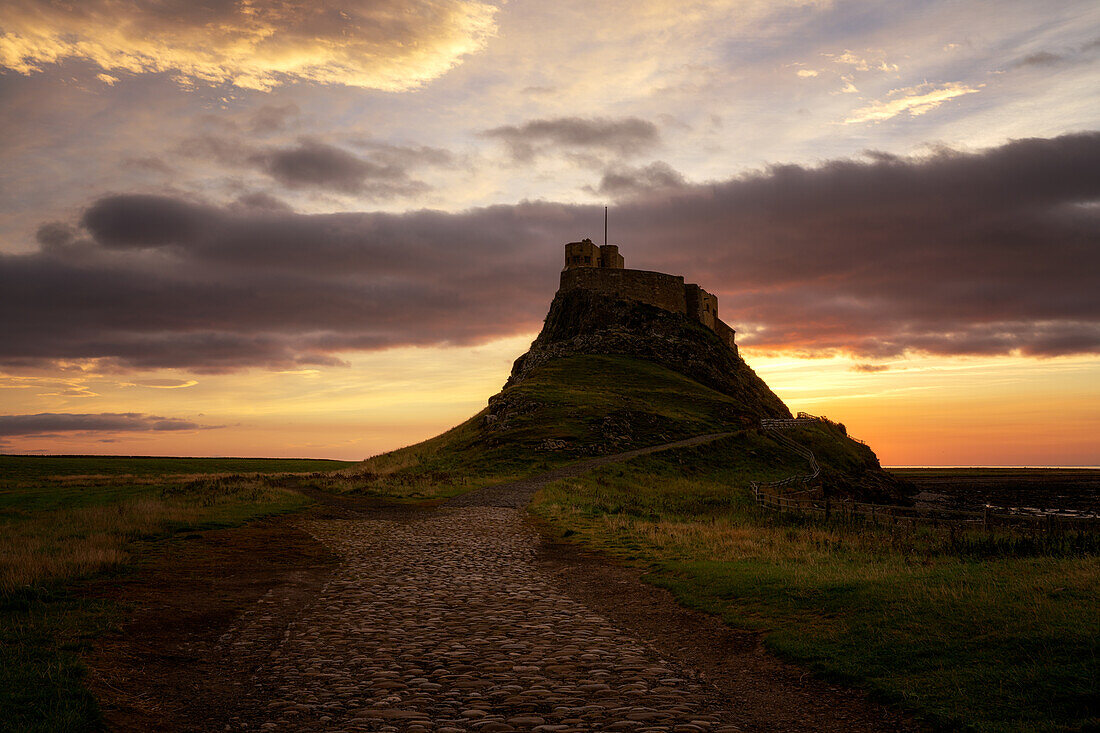 Lindisfarne Castle bei Sonnenaufgang, Holy Island, Northumberland, England, Vereinigtes Königreich, Europa