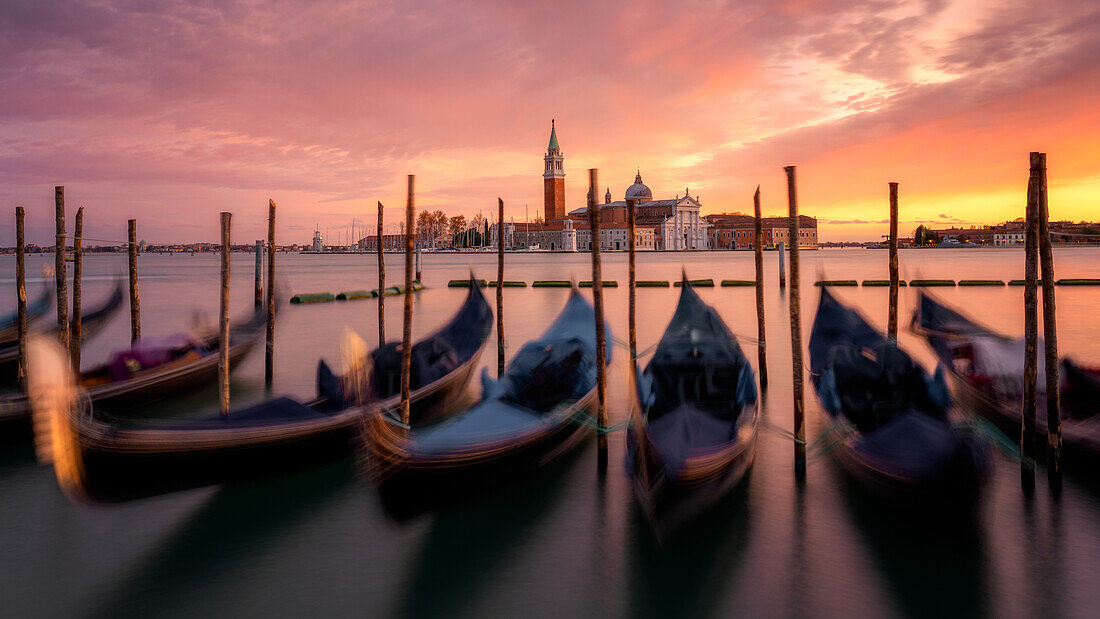 Venezianische Gondeln bei Sonnenuntergang mit der Kirche San Giorgio Maggiore im Hintergrund, Venedig, UNESCO-Welterbe, Venetien, Italien, Europa