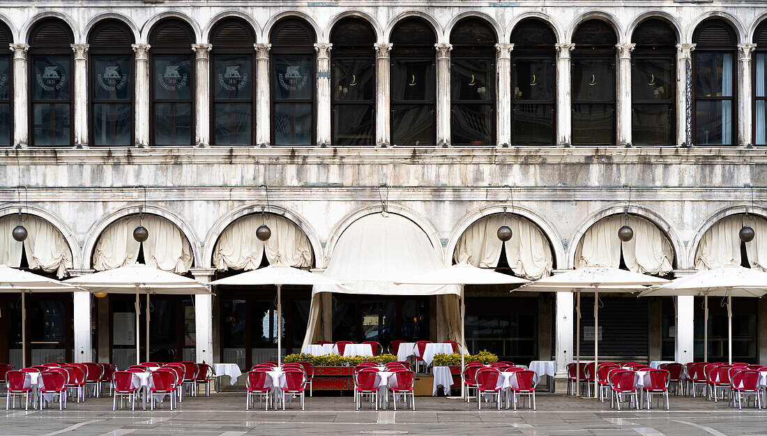 Cafe in St. Mark's Square (Piazza San Marco), Venice, UNESCO World Heritage Site, Veneto, Italy, Europe