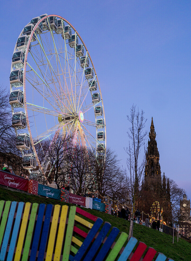 Riesenrad mit Sir Walter Scott Monument im Hintergrund, Weihnachtszeit in Edinburgh, Schottland, Vereinigtes Königreich, Europa
