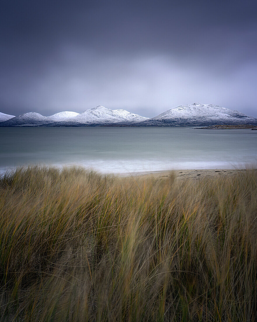 Winter am Strand von Luskentyre mit schneebedeckten Bergen, Isle of Harris, Äußere Hebriden, Schottland, Vereinigtes Königreich, Europa