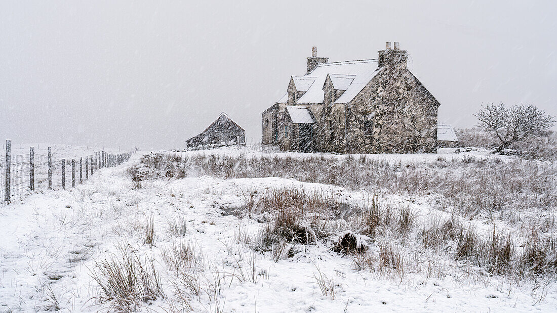 Verlassenes Haus an einem verschneiten Wintertag, Isle of Harris, Äußere Hebriden, Schottland, Vereinigtes Königreich, Europa