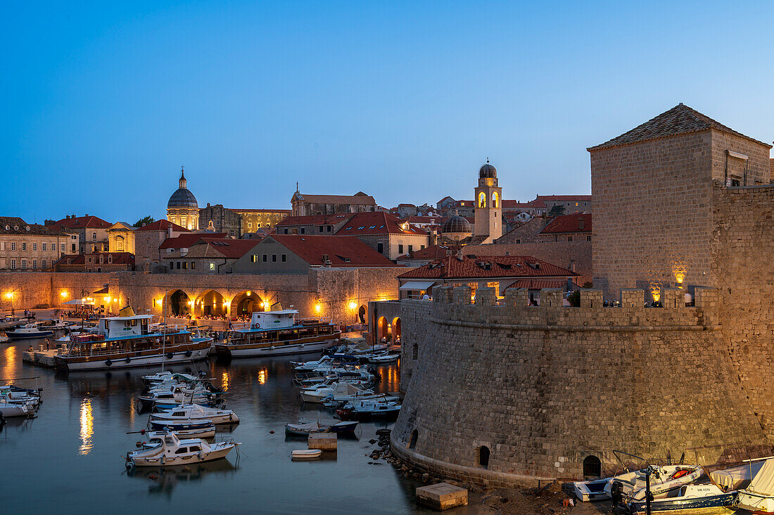 Abendlicher Blick auf die Stadtmauern und den Alten Hafen von Dubrovnik, UNESCO-Weltkulturerbe, Dubrovnik, Kroatien, Europa