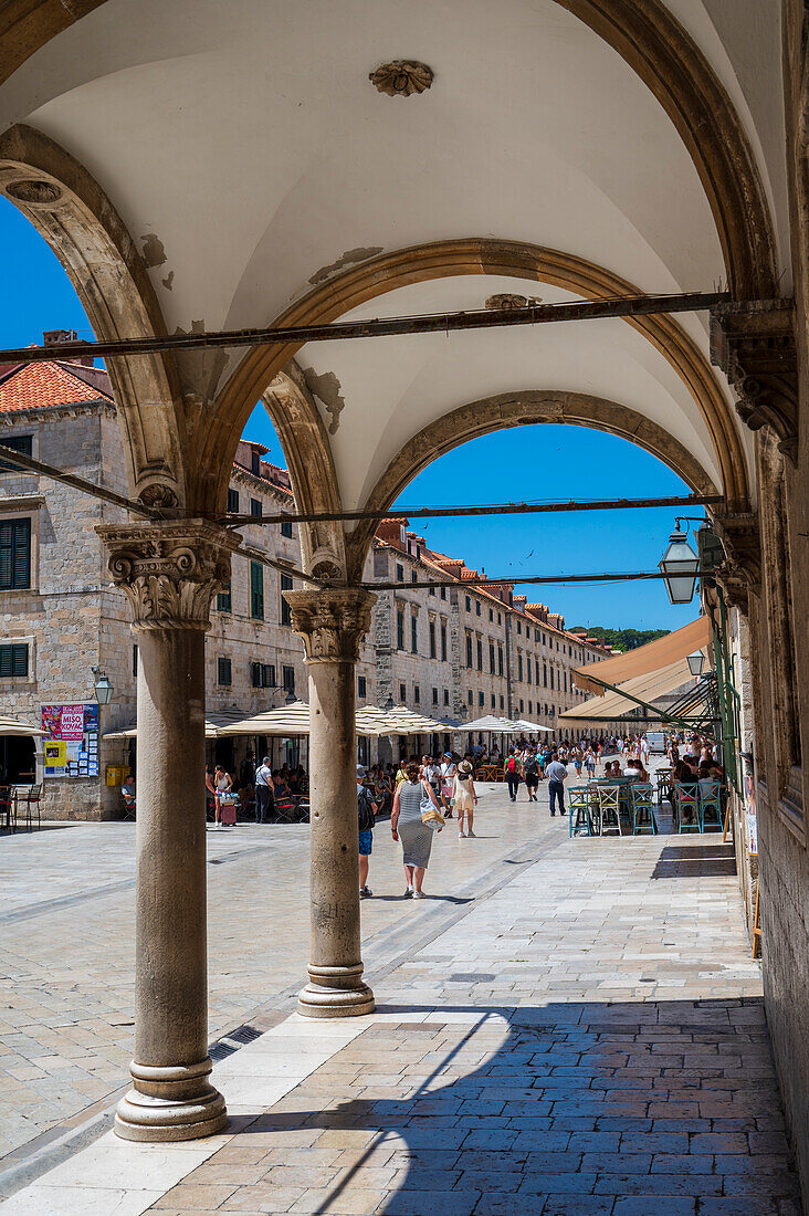 Tourists in Old Town street, UNESCO World Heritage Site, Dubrovnik, Dalmatian Coast, Croatia, Europe