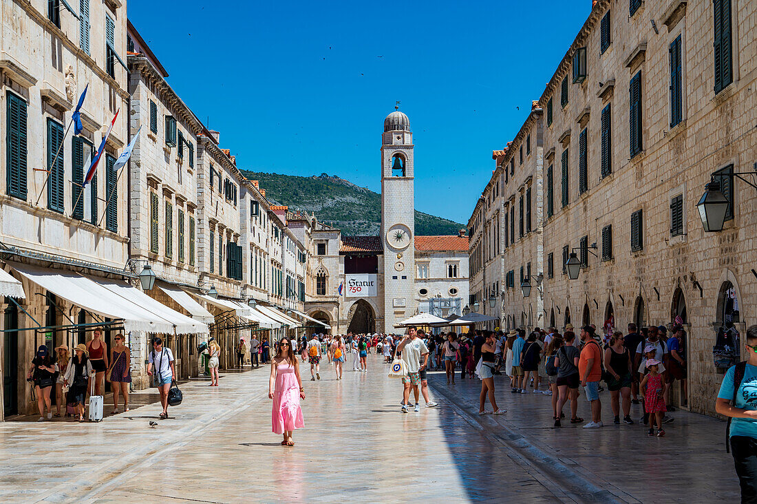Touristen in der Altstadt, UNESCO-Weltkulturerbe, Dubrovnik, Dalmatinische Küste, Kroatien, Europa