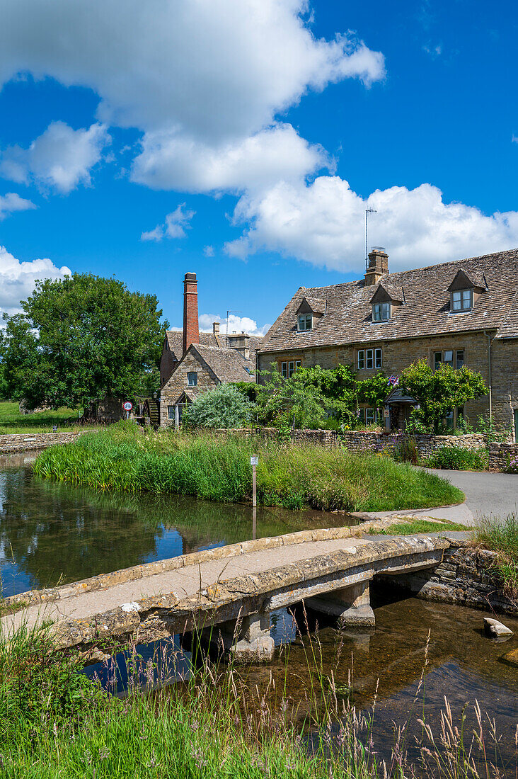 Fußgängerbrücke über den Fluss Eye, Lower Slaughter, Cotswolds, Gloucestershire, England, Vereinigtes Königreich, Europa