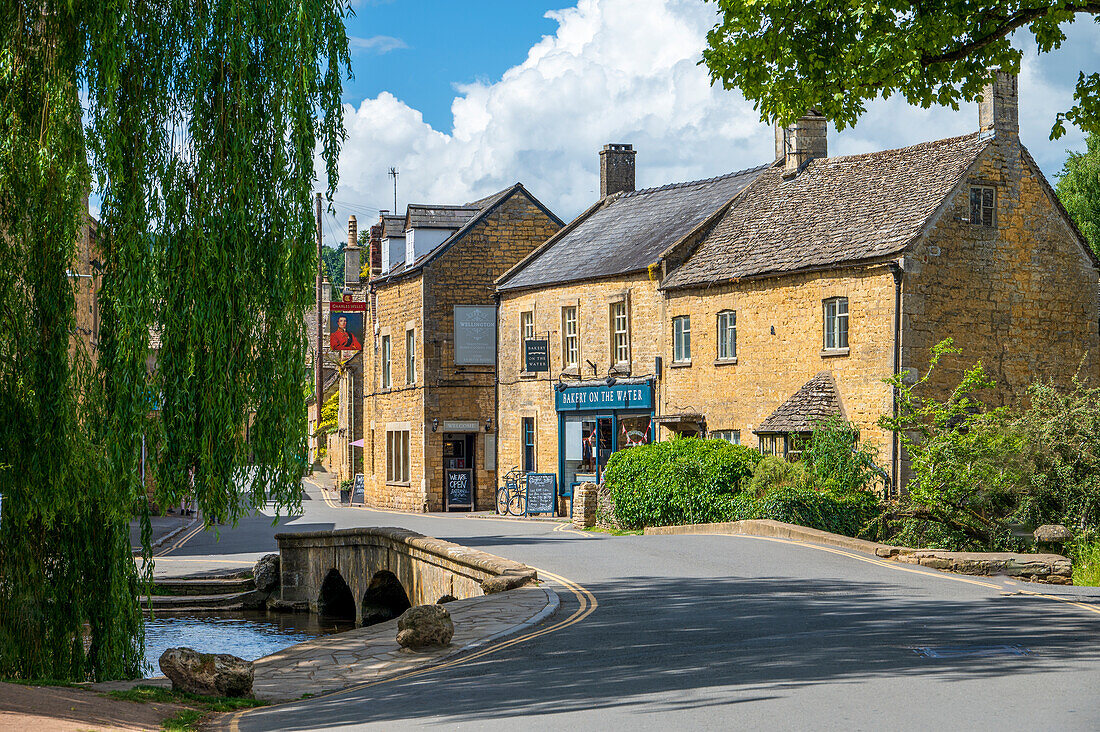 Village scene with bridge over River Windrush, Bourton-on-the-Water, Cotswolds, Gloucestershire, England, United Kingdom, Europe