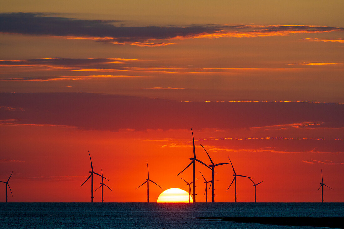 Offshore-Windpark mit herrlichem Sonnenuntergang, New Brighton, Cheshire, England, Vereinigtes Königreich, Europa