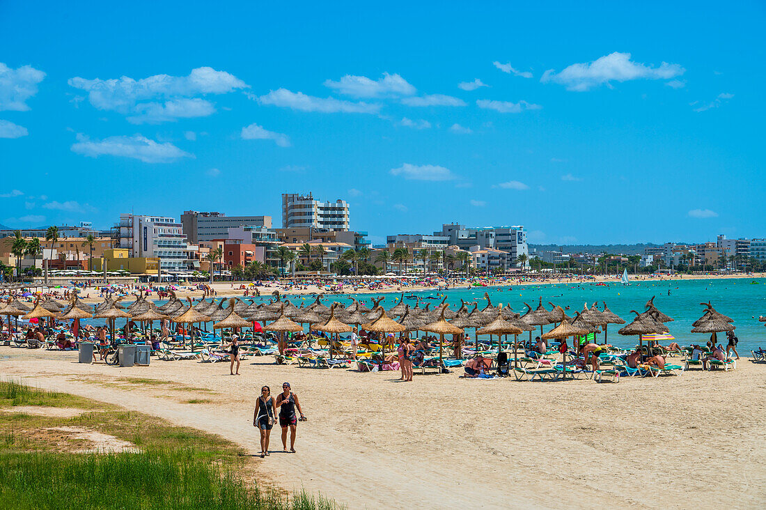 Touristen am Strand von Ca'n Pastilla, Mallorca, Balearische Inseln, Spanien, Mittelmeer, Europa