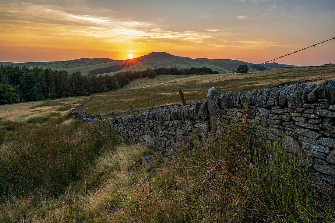 Shutlinsloe, bekannt als das Cheshire Matterhorn, bei Sonnenuntergang, Wildboarclough, Peak District, Cheshire, England, Vereinigtes Königreich, Europa