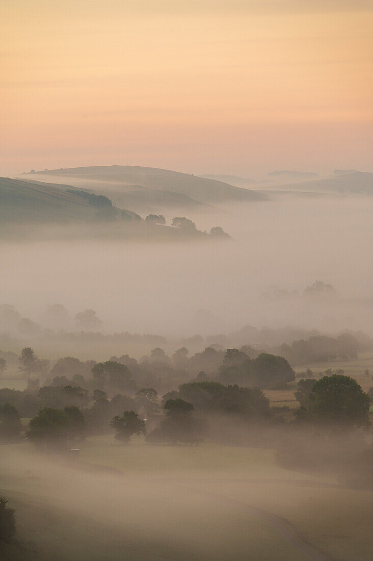 Ein nebliger Morgenblick im Peak District, Staffordshire, England, Vereinigtes Königreich, Europa