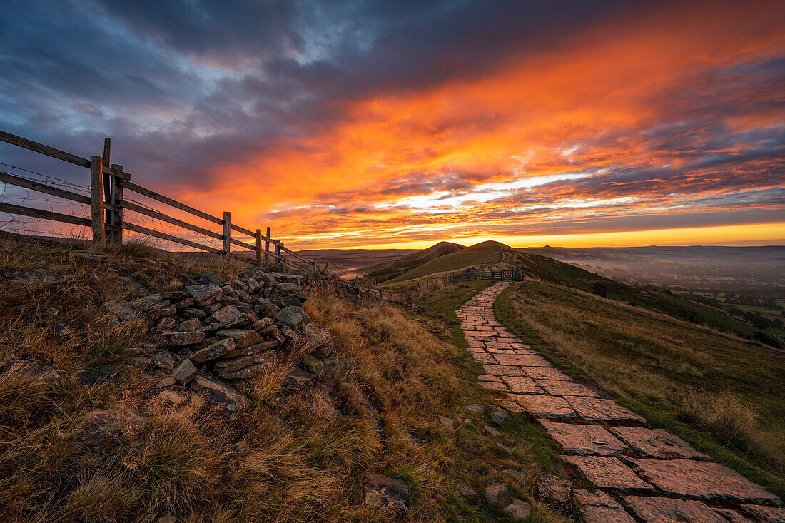 Erstaunlicher Himmel, der The Great Ridge und Lose Hill beleuchtet, Peak District, Derbyshire, England, Vereinigtes Königreich, Europa