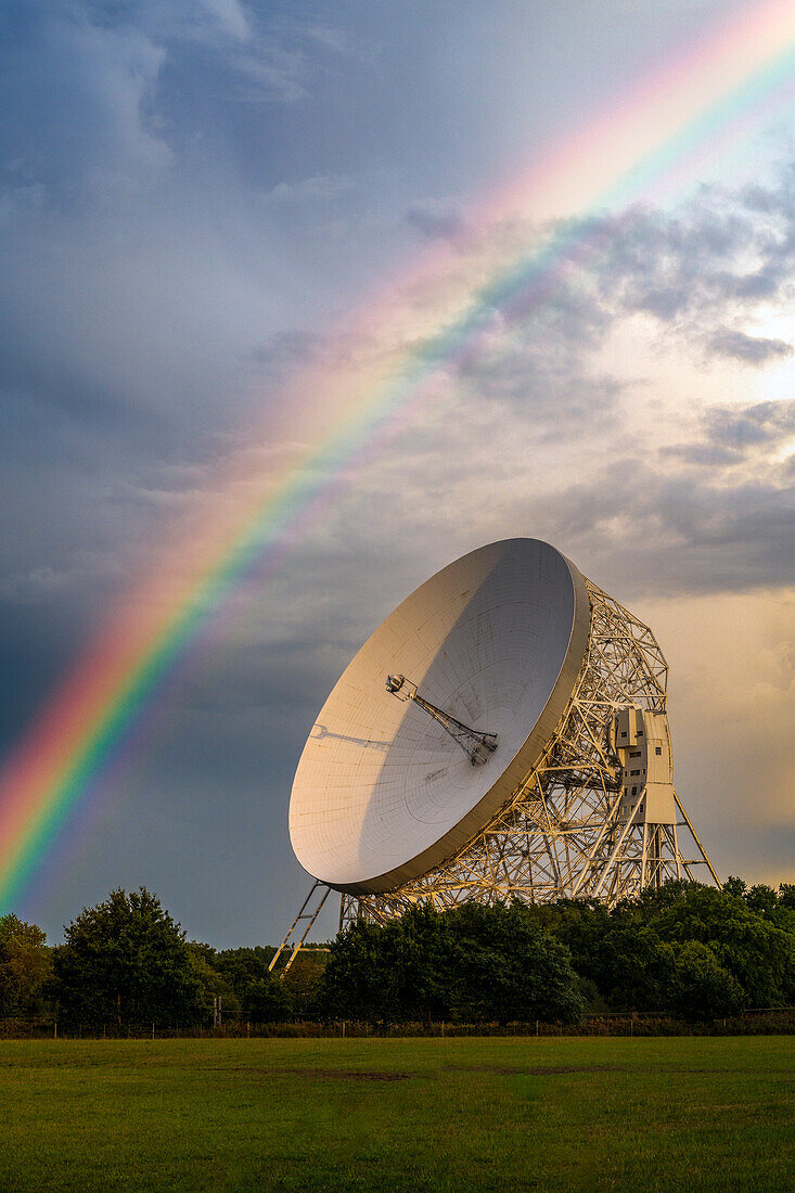 Das Lovell Mark I Riesenradioteleskop und Regenbogen, Jodrell Bank, Cheshire, England, Vereinigtes Königreich, Europa
