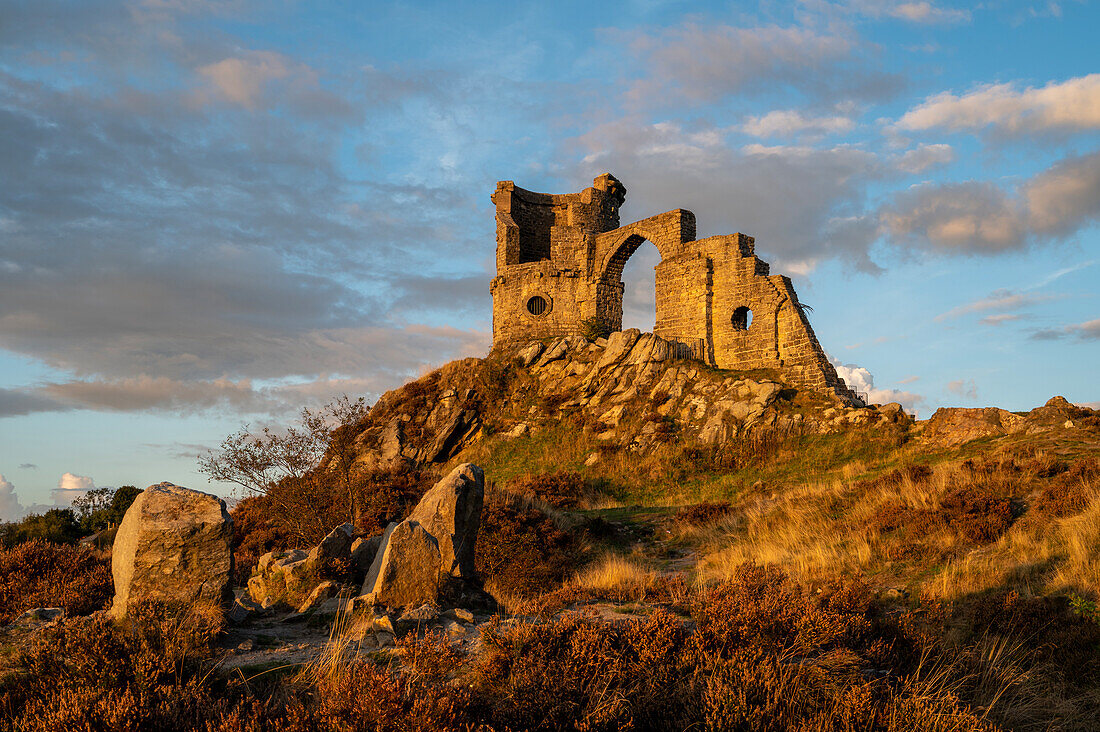 The Mow Cop Folly an der Grenze zwischen Cheshire und Staffordshire, Cheshire, England, Vereinigtes Königreich, Europa